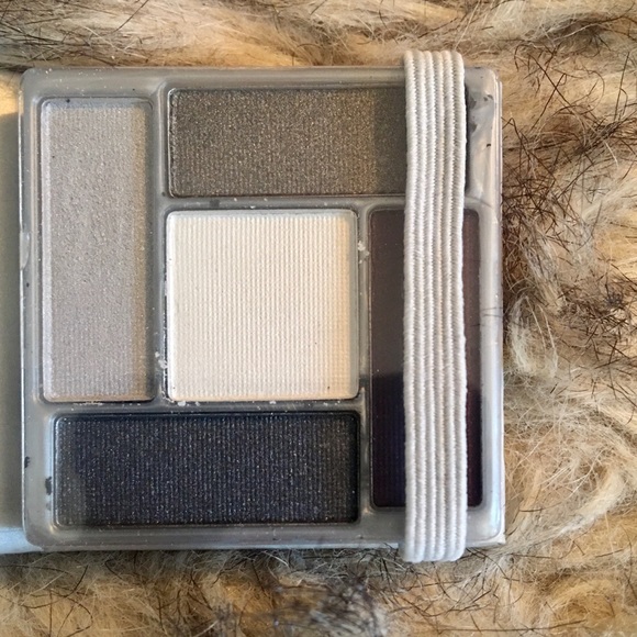 Pair of NWT Claire's Dramatic Eyeshadow Palettes - Picture 10 of 12